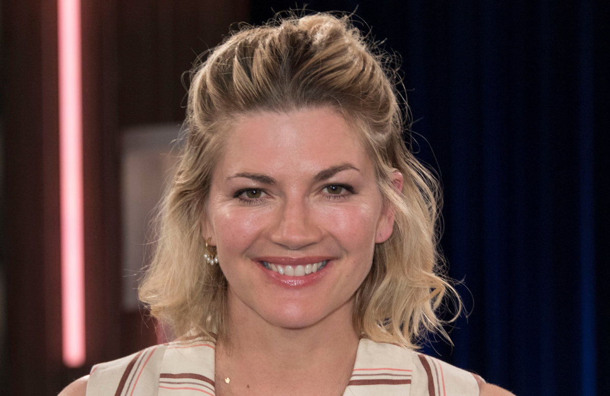 Nina Bott strahlt