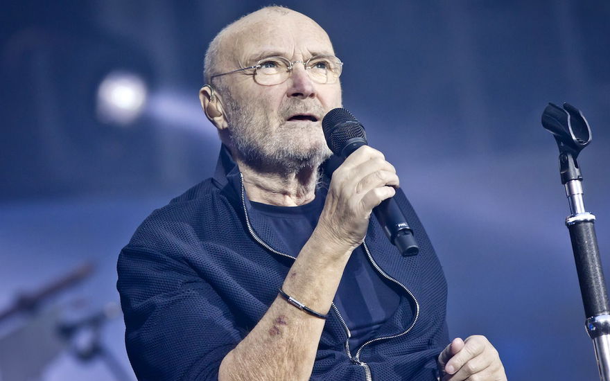 Phil Collins hält Mikrofon in der Hand