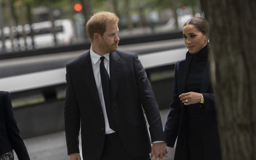 Prinz Harry und Herzogin Meghan schauen sich ernst an