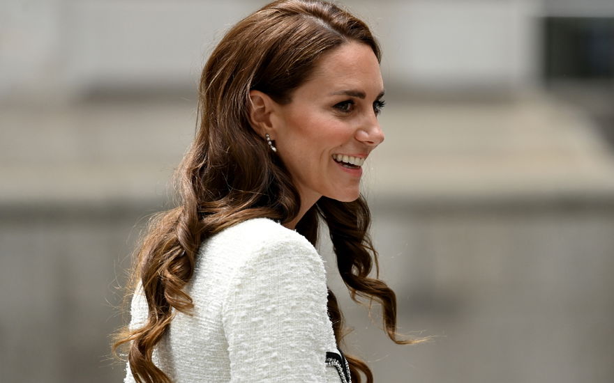 Prinzessin kate lacht über schulter