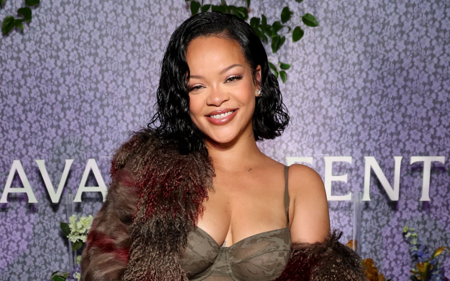 Rihanna lächelt