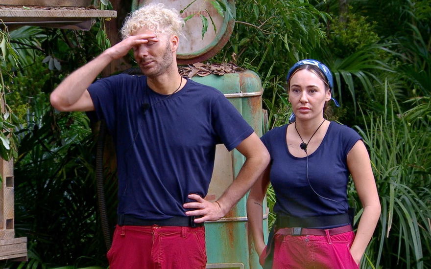 Sam Dylan und Alessia Herren gucken entsetzt im Dschungelcamp