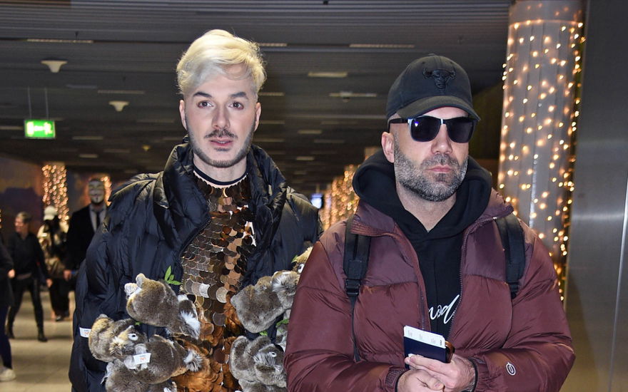 Sam Dylan und Rafi Rachek, ernst am Flughafen