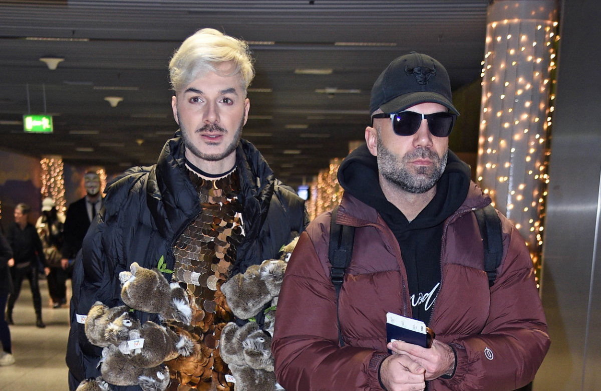 Sam Dylan und Rafi Rachek, ernst am Flughafen