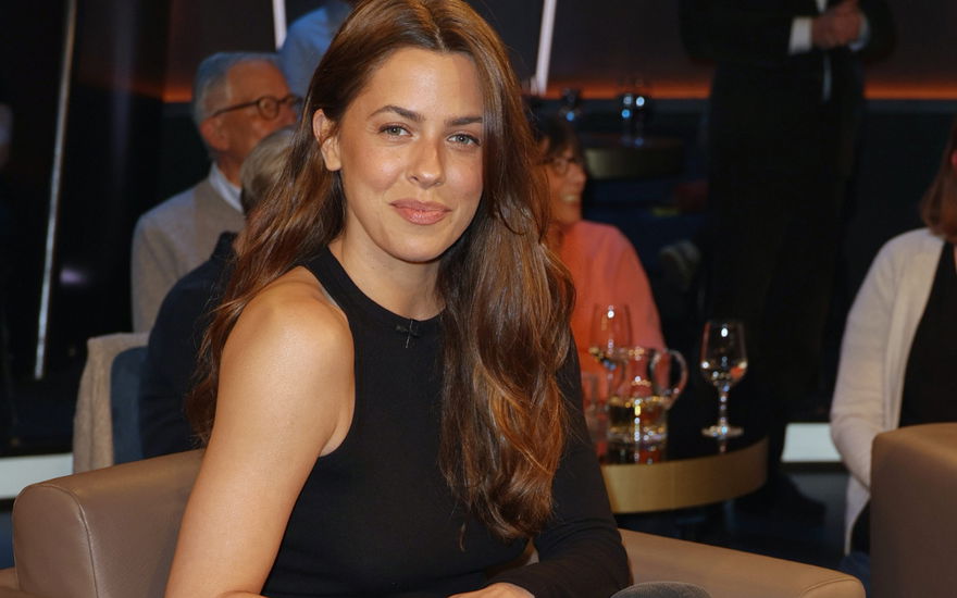 Vanessa Mai lächelt
