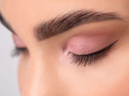 Schöne Wimpern und Augenbrauen: Dieses 5-Euro-Drogerie-Serum ist ein wahres Wundermittel