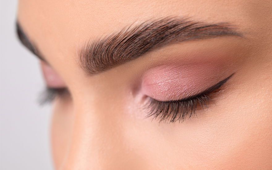 Volle Augenbrauen, geschlossene Augen, lange Wimpern