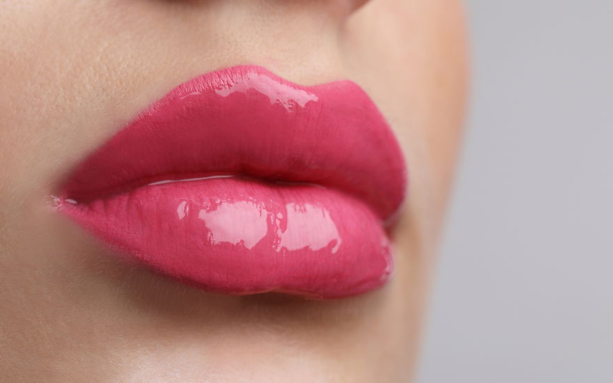 Frau mit schönen glänzenden Lippen