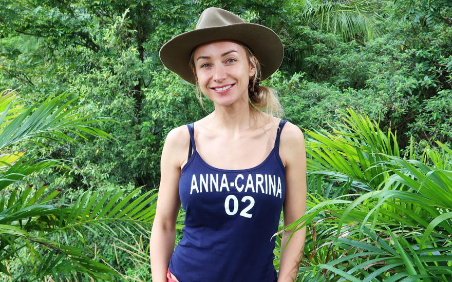 Anna-Carina Woitschack lächelt im Busch
