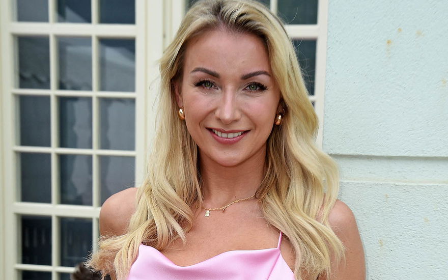 Anna-Carina Woitschack im rosa Oberteil