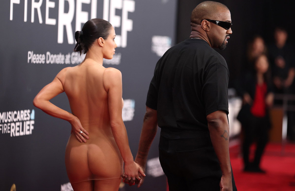 Bianca Censori und Kanye West von hinten bei den Grammys