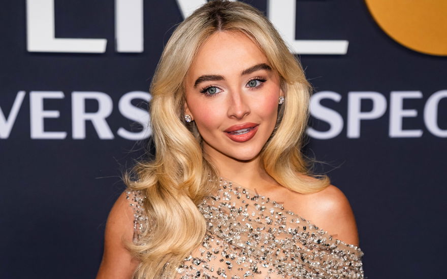 Sabrina Carpenter lächelt