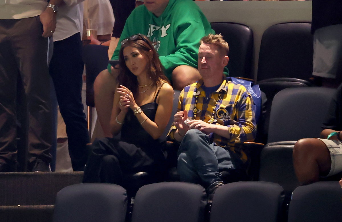 Macaulay Culkin mit Freundin Brenda Song beim Super Bowl 2025