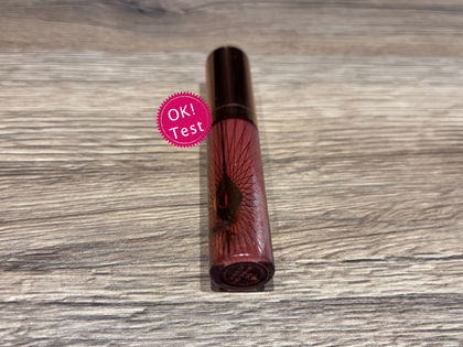 Lipgloss von Charlotte Tilbury im OK! Test: Unsere Erfahrung mit dem Glow-Filter für die Lippen
