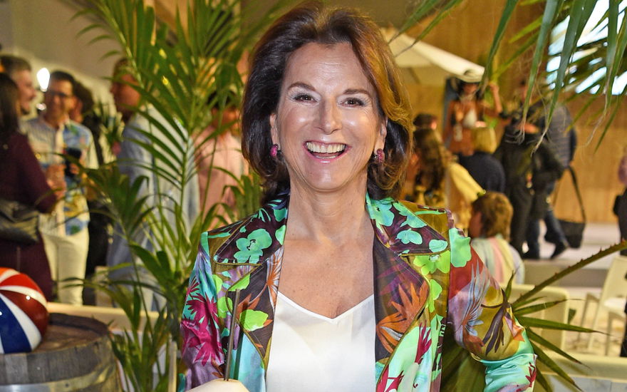 Claudia Obert strahlt