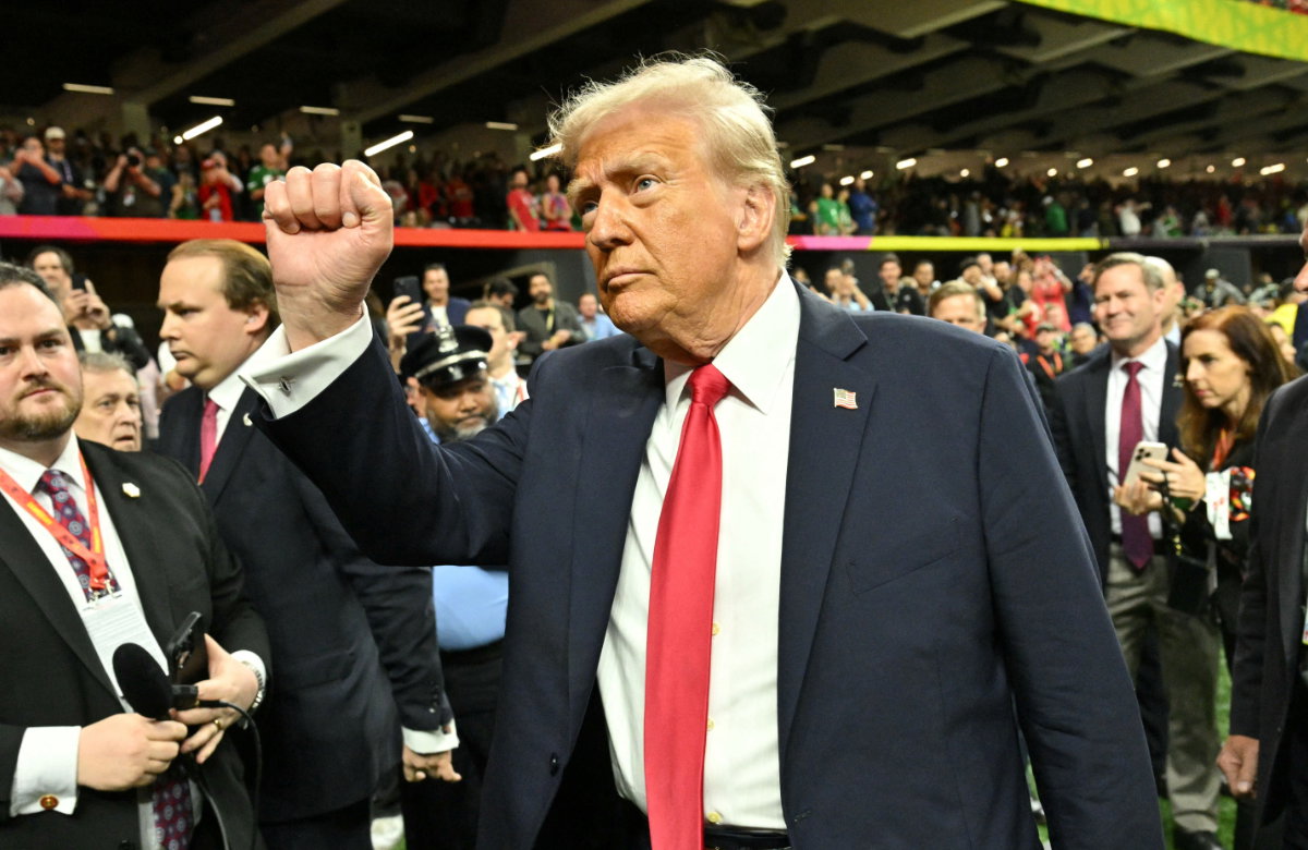 Donald Trump streckt Faust in die Höhe