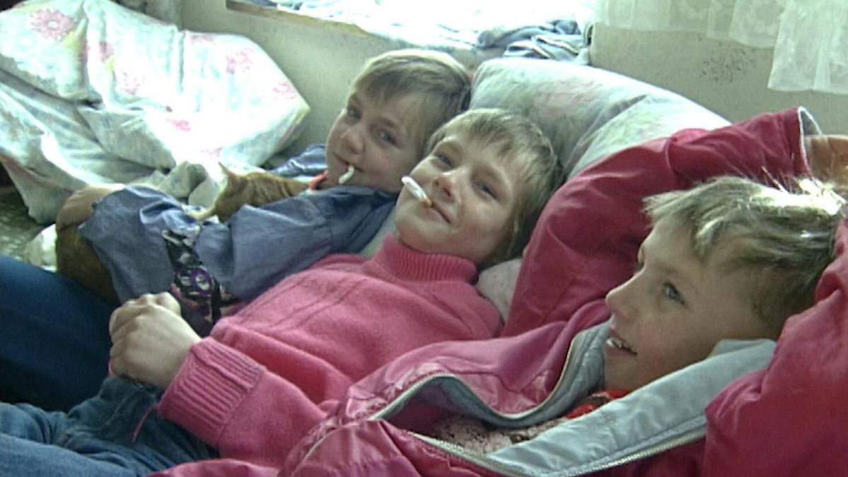 "Familie Ritter": Norman, René und Christopher liegen 1994 auf dem Sofa