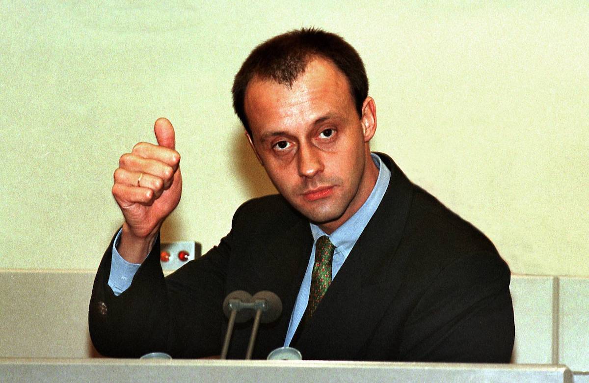 Friedrich Merz gibt einen Daumen hoch 1999