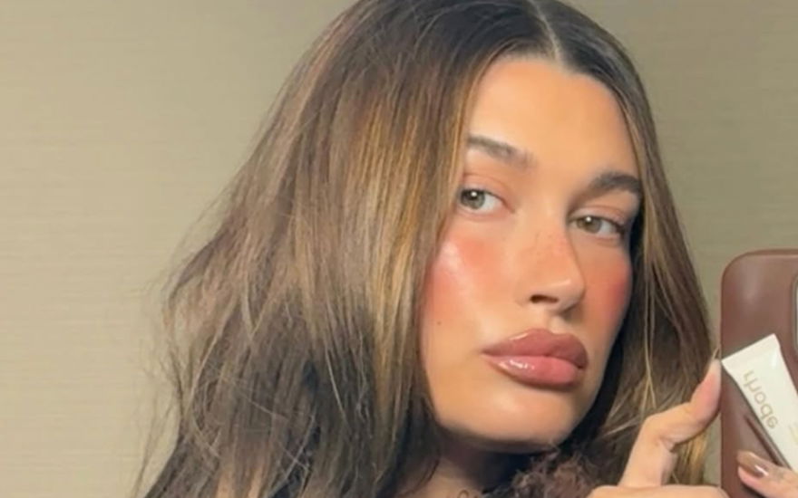 Hailey Bieber macht Selfie