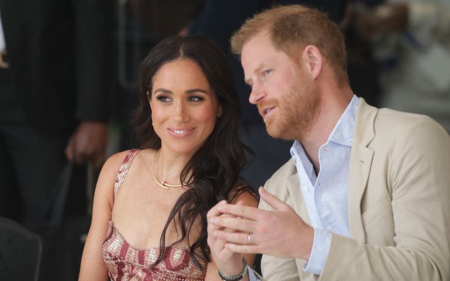 Meghan und Harry tuscheln