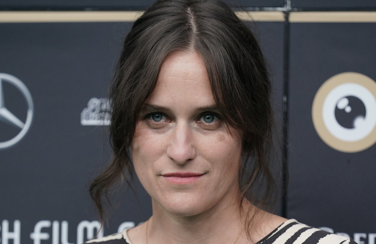 Johanna Bantzer lächelt leicht