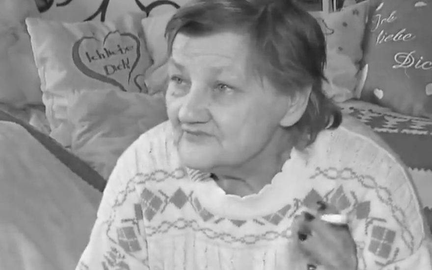 "Familie Ritter": Karin Ritter mit Zigarette in der Hand