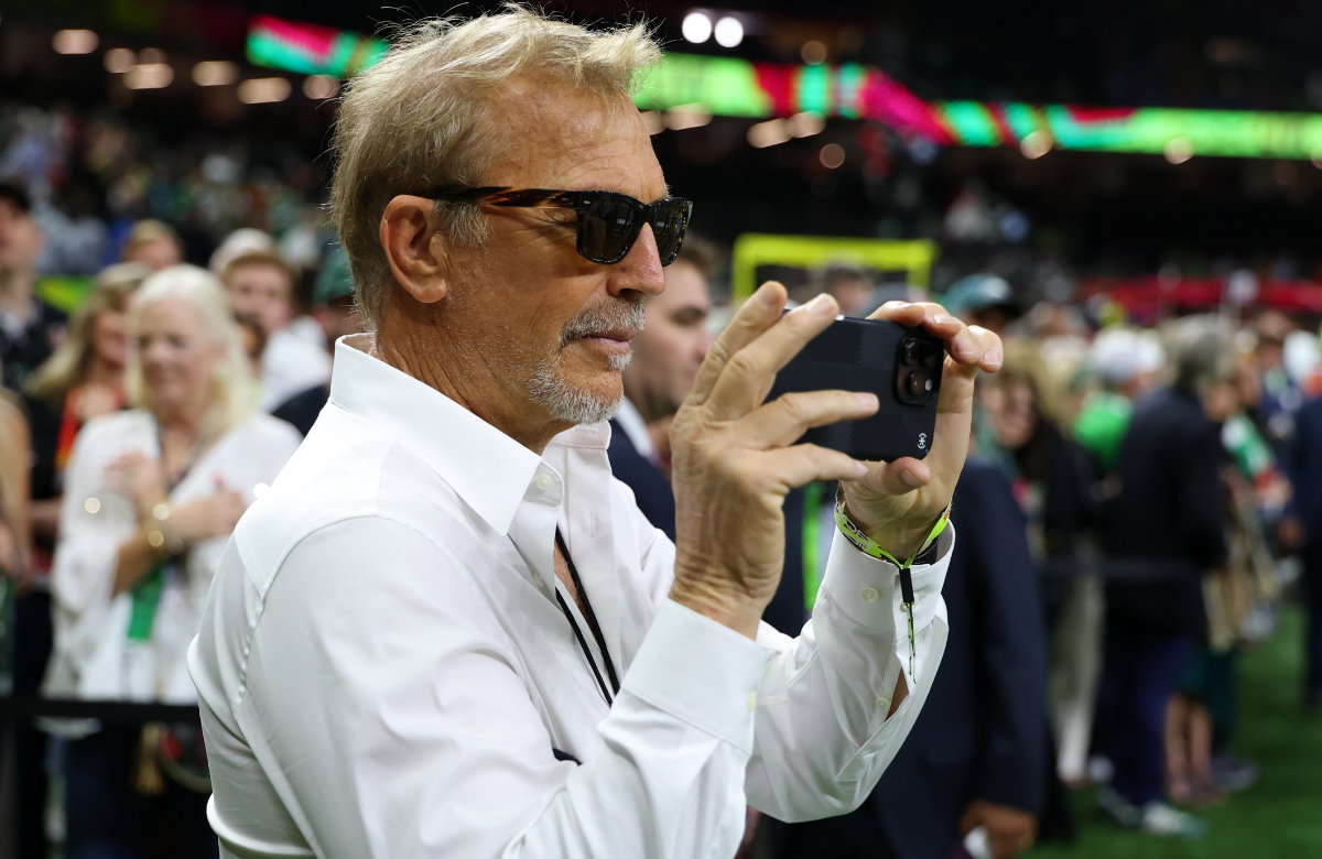 Kevin Costner macht Foto mit dem Handy