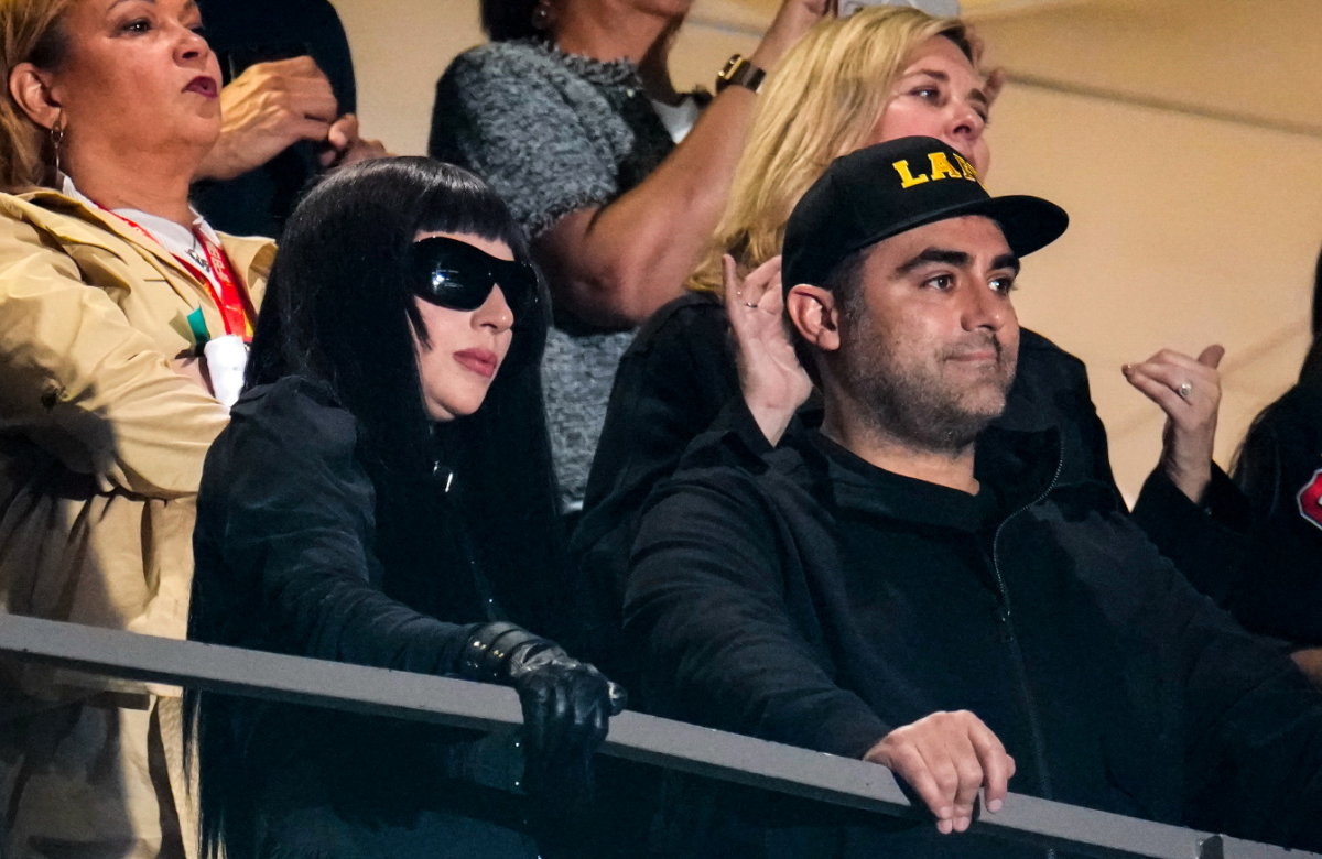 Lady Gaga komplett in schwarz gekleidet