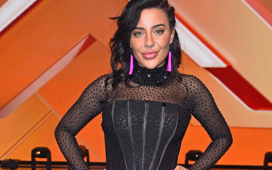 Leyla Lahouar lächelt bei "Let's Dance" angespannt