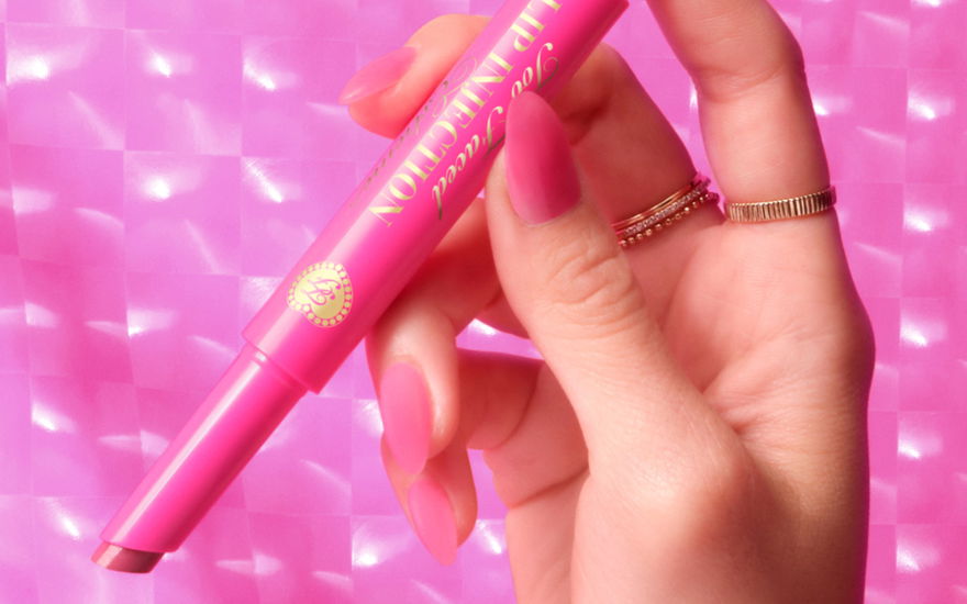 Lip Injection Extreme Too Faced mit Hand