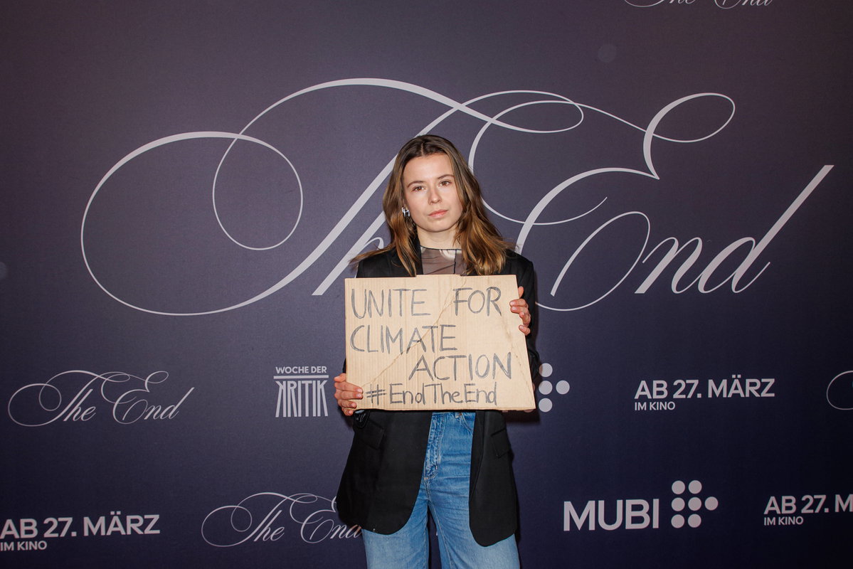 Klimaaktivistin Luisa Neubauer mit Plakat in den Händen