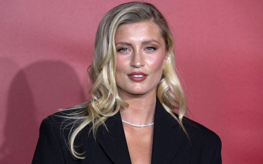 Luna Schweiger mit roten Hintergrund