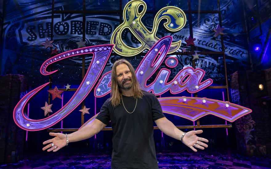 Max Martin bei der Musical-Premiere von "& Julia" in Hamburg mit offenen Armen