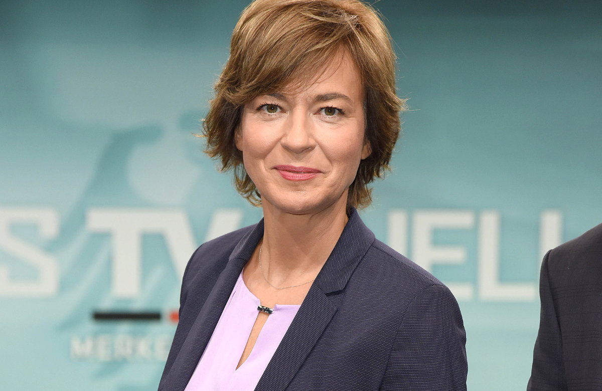 Maybrit Illner lächelt