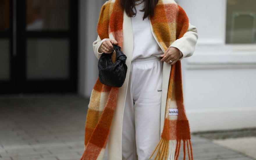 Milena Karl in einem stylischen und gemütlichen Outfit