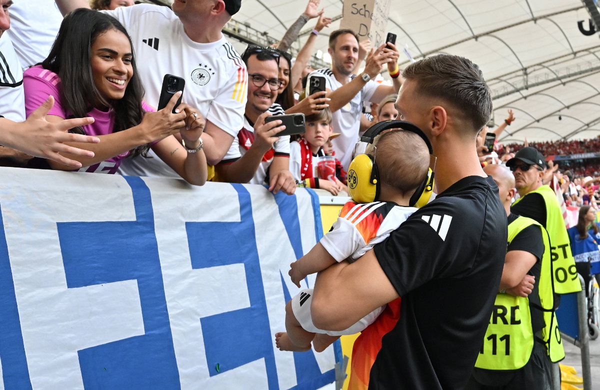 Schlotterbecks Freundin macht ein Foto von ihm und seinem Baby
