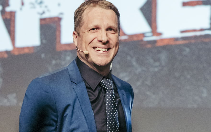 Oliver Pocher lächelt