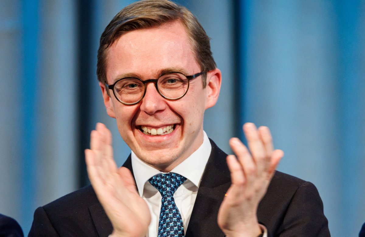 Philipp Amthor klatscht lachend