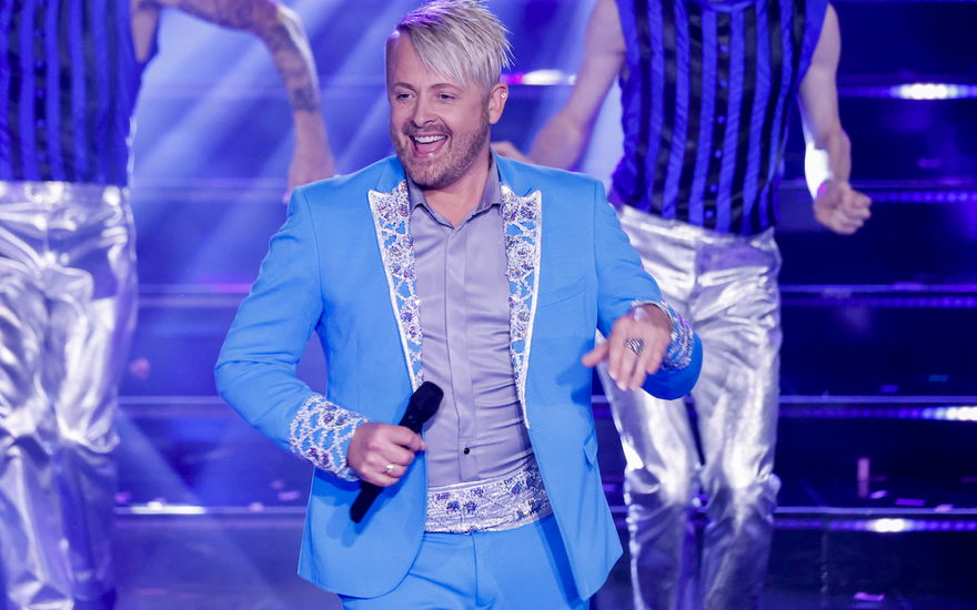 Ross Antony im blauen Anzug 2022