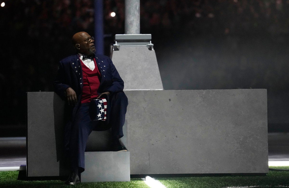 Samuel L. Jackson sitzt auf Treppe und schaut nach oben
