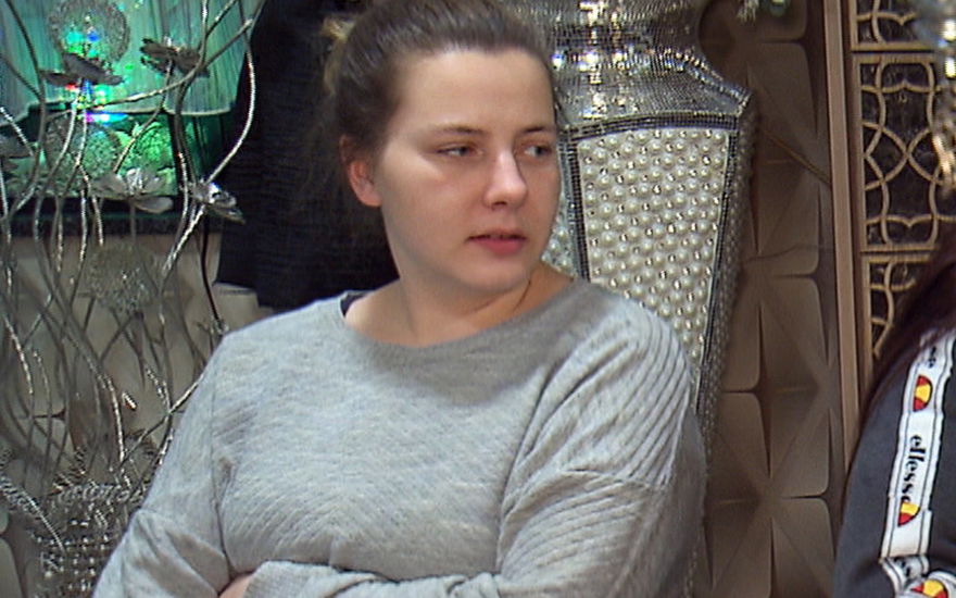 Sarafina Wollny guckt mit verschränkten Armen genervt zur Seite