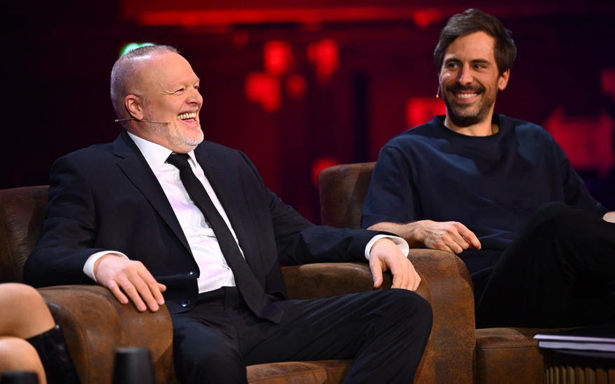 Stefan Raab lacht mit Max Giesinger