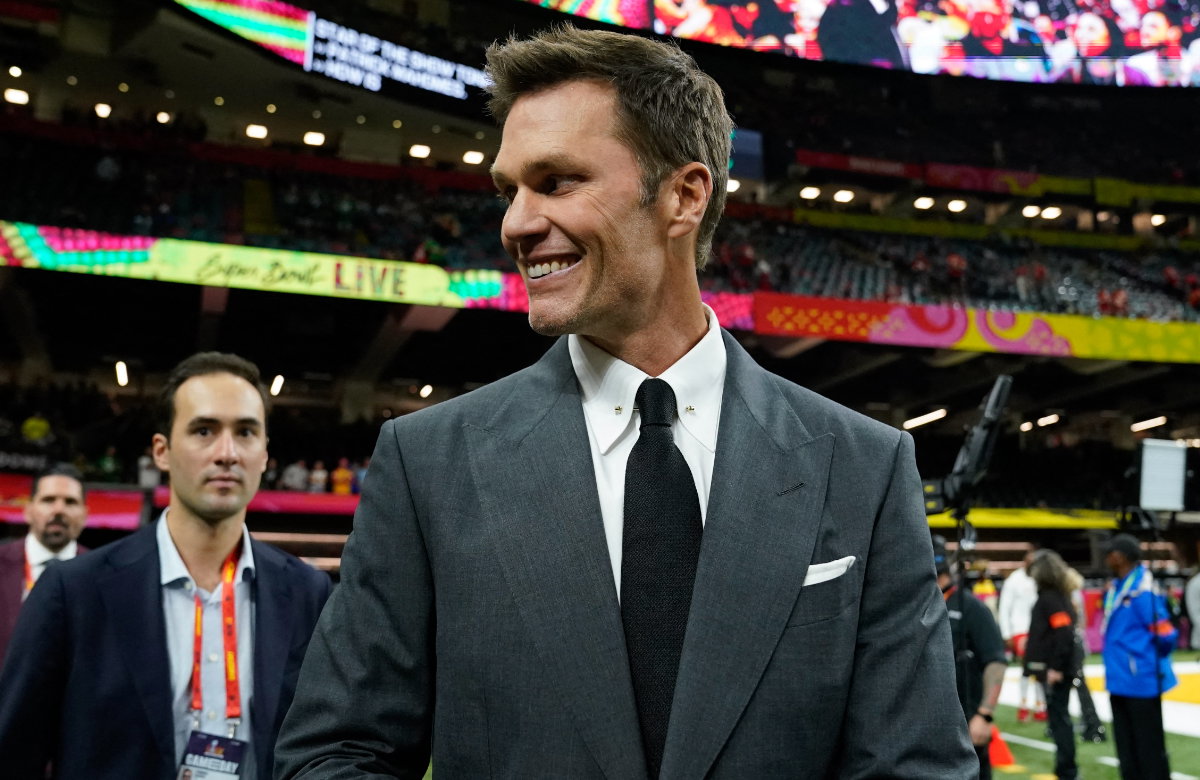 Tom Brady guckt lachend zur Seite