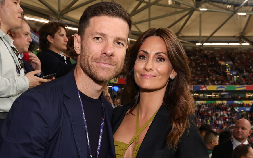 Xabi Alonso & Nagore Aranburu im Stadion, Menschen im Hintergrund