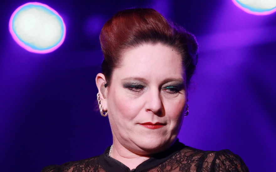 Andrea Neuenhofen guckt traurig nach unten