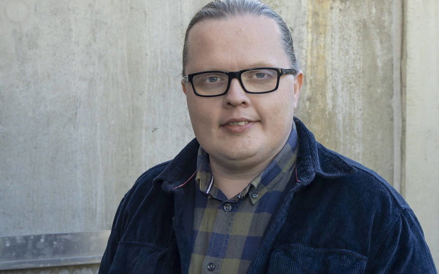 Angelo Kelly guckt in die Kamera