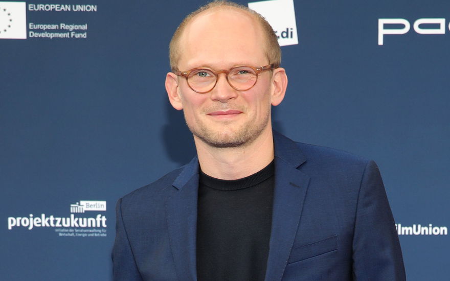 Bernhard Conrad lächelt und trägt eine Brille