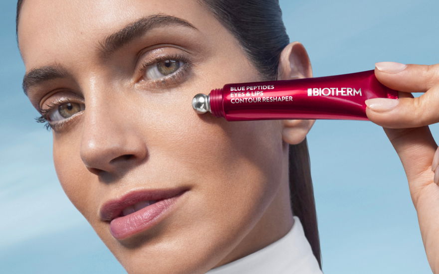 Frau mit reshaper von biotherm