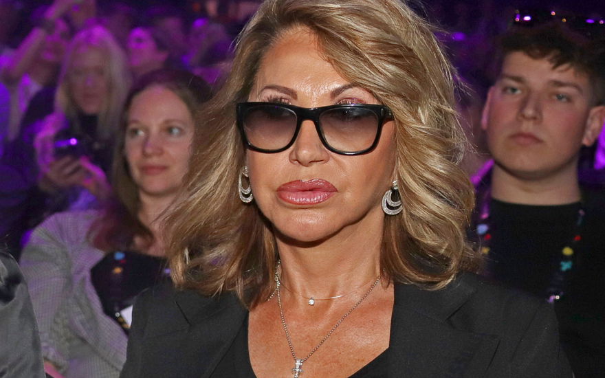 Carmen Geiss guckt ernst mit Sonnenbrille