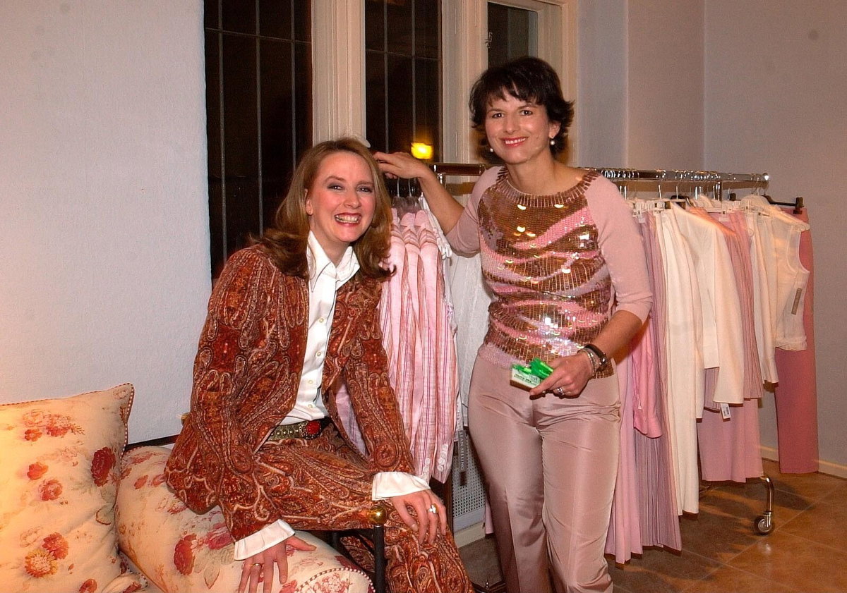 Claudia Obert mit Freundin im Jahr 2003